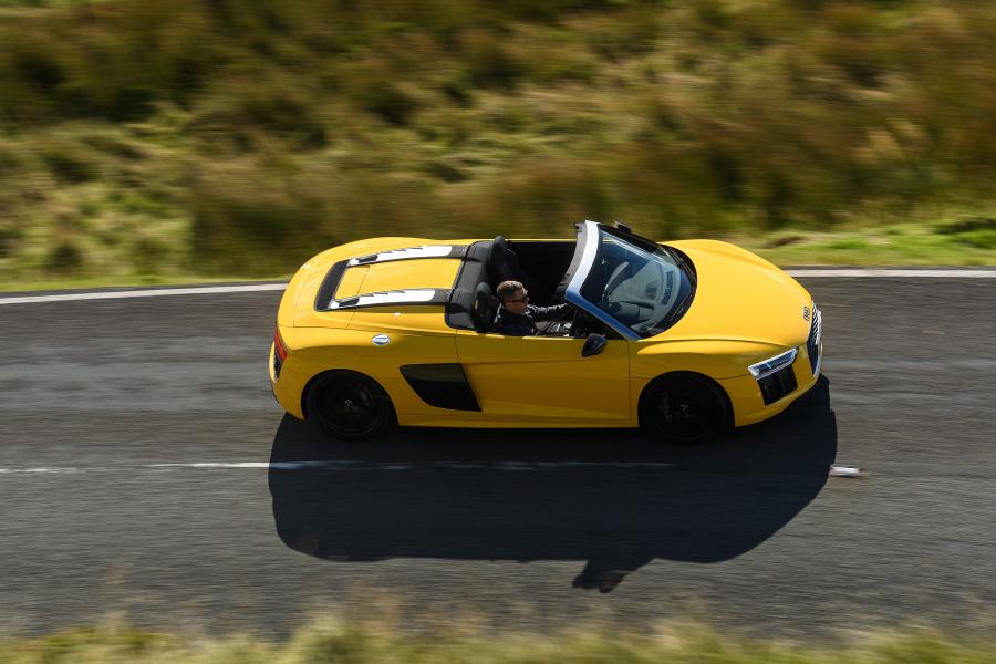  Audi R8 Spyder V10 2016 года  (UK) (фото 14 из 40)